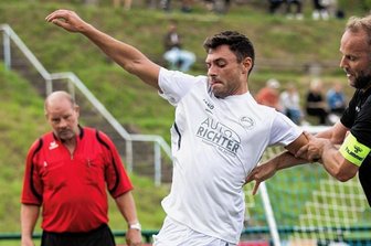 Schlechte Bilanz soll sich ändern - Felix Ebert (l.) trifft mit seinen Frankenbergern in Runde 2 des Kreispokals auf den Hartmannsdorfer SV. Die Lichtenberger um Torsten Gronwaldt sind beim SV Mulda gefordert.