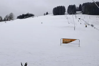 Schlechte Karten für Wintersportfans im Erzgebirge - Nur an den Hängen kann noch gewedelt werden - Der Skihang in Holzhau ist - Stand Freitag, 12 Uhr - am Sonntag noch einmal geöffnet.