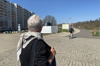 Schlechte Laune oder gutes Handwerk? Das sagen Zwickauer zur neuen Purple Path-Skulptur im Muldeparadies - Die Meinungen der Passanten zur neuen "Purple Path"-Skulptur in Zwickau gehen auseinander.