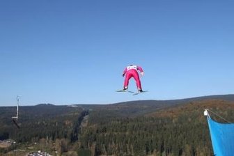 Schlechte Nachrichten für Klingenthal - Die Windsegel werden zum Pflichtprogramm in der Sparkasse-Vogtland-Arena.