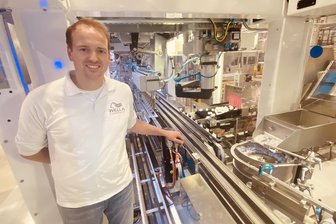 „Schlechte Nachrichten gibt es genug:“ Dieser Weltkonzern mit Wurzeln im Vogtland investiert fast 4 Millionen Euro - Andy Kaddatz leitet das Wella-Werk in Rothenkirchen. Die neue Abfüll-Linie ist für ihn ein Bekenntnis des Weltkonzerns zum Standort im Vogtland.