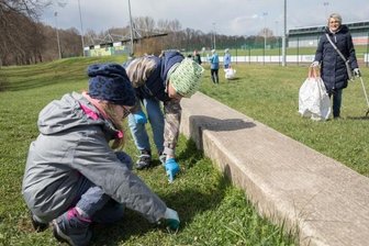 Schlechtes Wetter kann Müllsammler nicht aufhalten - Oskar und Charlotte gehörten zu den fleißigen Helfern in Flöha. Am und auf dem Fuß- und Radweg in Richtung Alte Baumwolle fanden sie viel Müll.