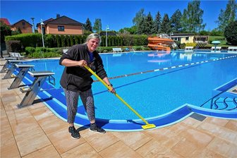 Schlechtes Wetter: Sommerbad Garnsdorf öffnet später - Objektleiterin Diana Wolf bereitet die Baderöffnung für 18. Mai vor, drei Tage später als geplant. 