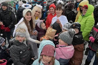 Schlechtwetter bremst im Erzgebirge den Weihnachtsmann aus: Flugzeug muss in Jahnsdorf am Boden bleiben - Am Flugplatz waren auch Engel mit kleinen Geschenken unterwegs, das waren (v.li.) Lilli, Frizzi und Maxi Arnold.