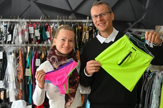 „Schleckmich“ und „Kinky Raver“: Erotikwäsche-Hersteller zurück aus Thailand und startet in Mühlau neu durch - Claudia und Jörn Wonneberger zeigen ihre neueste erotische Männer-Unterwäsche: Tanga aus der Kollektion „Schleckmich“ und Mini-Rock der Kollektion „Kinky Raver“.