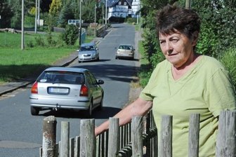 Schleichweg wird zum Problemfall in Glauchau - Gisela Rother wohnt am Höckendorfer Weg und hat in den vergangenen Tagen ein enormes Verkehrsaufkommen beobachtet. Insbesondere im Berufsverkehr nutzen viele ortskundige Autofahrer die kürzeste Umfahrung der Baustelle auf der Meeraner Straße.