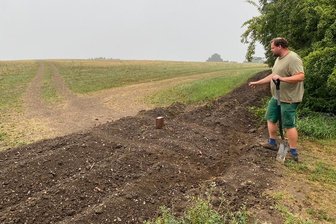 Schleichwege übers Feld: Reichenbacher Landwirte wehren sich gegen dreiste Autofahrer - Wenn die Ackerfurchen nicht helfen, muss ein Bauzaun her. Benjamin Börner, Leiter Pflanzenbau der Agrargenossenschaft, hat frisch gezogene Furchen zur Verhinderung des Autoverkehrs mit dem Spaten vertieft. 