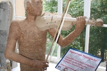 Schleifer fertigt Skulpturen aus Pappmaché - Der Geigenspieler in ganzer Größe.