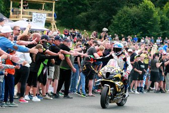 Schleizer Dreieck: Warum der Zweitplatzierte die Massen begeistert - Markus Reiterberger war der Star am Wochenende auf dem Schleizer Dreieck. Von den Fans an der Strecke wurde er gebührend gefeiert.