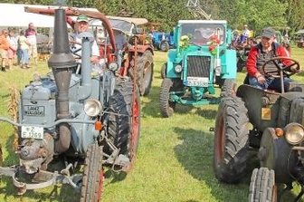 Schlepper treffen sich am Sonntag - Oldtimer wie diese blubbern am Sonntag wieder durch den Ort. 