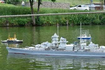 Schlepper, Yachten, Kreuzer: Große Parade der kleinen Schiffe - Der Riese auf dem Teich: Das Modell des Kreuzers "Blücher" von Elmar Wibmer aus Altötting.