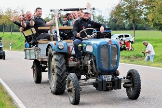 Schlepperparade in Schellenberg: Wo der Chef selbst mit Traktor fährt - Die teilnehmenden Besatzungen hatten bei der Schlepperparade in Schellenberg offensichtlich sehr viel Freude und nicht zuletzt auch etwas Durst. 