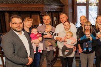 Schlettau begrüßt Babys mit Geschenken - 