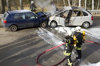 Schlettau: Drei Verletzte nach schwerem Unfall auf S 267 - In Höhe des Steinbruchs stießen ein Golf und ein Citroen zusammen und fingen Feuer.