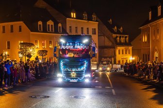 „Schlettau hat alles getoppt“ – Lichterfahrt im Erzgebirge lockt Tausende an die Straßen - In Schlettau herrschte zur Lichterfahrt am Sonnabend Gedränge wie bei einer der großen Bergparaden.