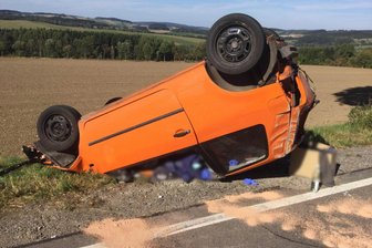 Schlettau im Erzgebirge: VW überschlägt sich an der B 101 - Der VW blieb an der B 101 zwischen Scheibenberg und Schlettau auf dem Dach liegen.