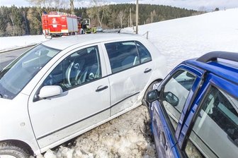 Schlettau: Mann nach Unfall in Pkw eingeklemmt - 