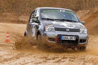 Schlettauer legt beim Rallyeslalom schnellste Runde hin - Oliver Schenk preschte beim Rallyeslalom bravourös durch die Zwickauer Kiesgrube im Stadtteil Auerbach.