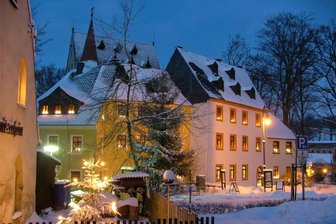 Schlettauer Schloss lädt am Sonntag zum Kinderadvent ein - Im weihnachtlich beleuchteten Schloss Schlettau soll es am Sonntag den Kinderadvent geben.