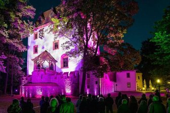 Schlettauer Schloss wird in buntes Licht gehüllt - Am Samstagabend wurde das Schlettauer Schloss in bunten Farben und mit Lichteffekten angestrahlt. 