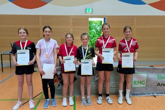 Schlettauer Tischtennis-Nachwuchs hamstert Medaillen - Unter anderem im Doppel der U-13-Mädchen ging der Titel nach Schlettau. Magdalena Reißmann (2. v. r.) und Elena Greinert (r.) sicherten sich Platz 1.
