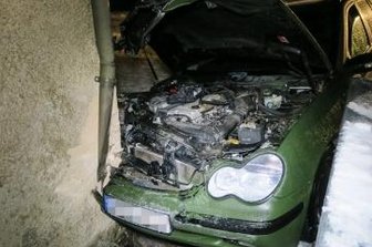 Schleuderfahrt endet an Hauswand - Endstation für diesen Pkw ist am Samstag in Oberwiesenthal die Hauswand gewesen. 