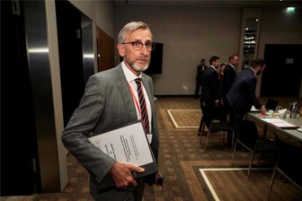 Schleuser an Grenze zu Polen und Tschechien im Visier: Wofür Sachsens Innenminister die Ampel kritisiert - Sachsens Innenminister Armin Schuster (CDU) will in den nächsten Wochen mit verstärktem Polizeieinsatz Schleusern das Handwerk legen.