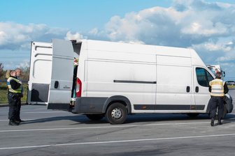 Schleuser-Prozess in Freiberg: Ist das Urteil jetzt rechtskräftig? - Schleuser nutzen vor allem geschlossene Kleintransporter, hier ein Illustrationsfoto.