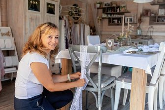 Schlicht, verspielt oder Boho: Bergenerin setzt die Hochzeit in Szene - Madeleine Sämann ist die Frau fürs schöne Detail: Die Bergenerin gestaltet die Location in dem vom Brautpaar gewünschten Style - von der Kerze bis zur Schleife am Stuhl.