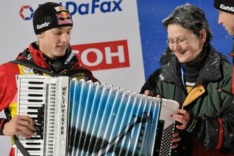 "Schlieri" und die Vogtland-Arena: Erinnerungen an eine große Liebe - Gregor Schlierenzauer erhielt 2009 für seinen Sieg ein Weltmeister-Akkordeon von der damaligen Harmona-Geschäftsführerin Gabriele Herberger. Auf dem Balg ist das Bild der Klingenthaler Schanze.