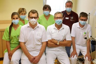 Schließpläne für Kinderstation in Lichtenstein: Ärztin äußert sich - Chefarzt Harry Sirb (Mitte) und das Team der Kinder- und Jugendklinik des DRK-Krankenhauses Lichtenstein hatten 2020 zum siebten Mal in Folge das Gütesiegel "Ausgezeichnet. Für Kinder" gewonnen.