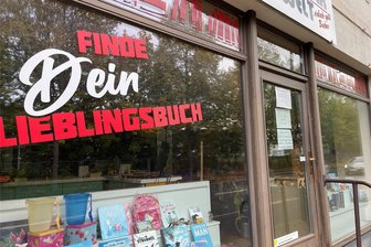 Schließt die Bücherwelt in Schwarzenberg nach 90 Jahren mit einem traurigen Kapitel? - Noch sieht es aus, als ob der Buchladen demnächst wieder öffnet. Daran wäre auch dem Verwalter gelegen. Doch bislang sieht es nicht danach aus.