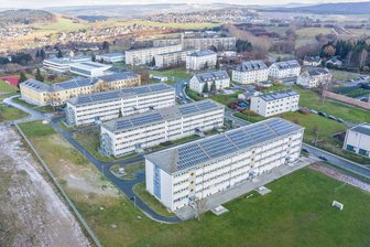 Schließt die Erstaufnahme für Flüchtlinge im Erzgebirge – oder doch nicht? NPD-Mann ruft zu Protest - Blick aus der Luft auf die Erstaufnahme-Einrichtung für Flüchtlinge in Schneeberg: Die Unterkunft besteht aus drei Wohngebäuden.