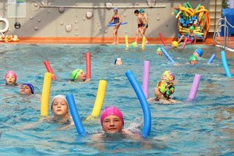 Schließung des "Webalu" ist vom Tisch - Der Badespaß geht weiter: Die Zukunft des Hallen- und Freibades ist gesichert. Für den jährlichen Verlust muss künftig die Sport- und Freizeit GmbH, ein 100-prozentiges Tochterunternehmen der Stadtwerke, aufkommen.
