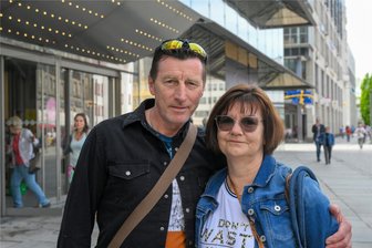 Schließung von Galeria Kaufhof in Chemnitz: Das sagen die Kunden - Dietmar und Margita Jenke aus Coburg kennen die Problematik mit Kaufhofschließungen schon. In ihrer Heimatstadt schloss Galeria schon im vergangenen Jahr.