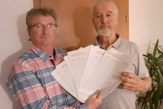 Schließung Wertstoffhof: Wolkensteins Bürger wollen sich das nicht gefallen lassen - Jens Martin und Jens Beyrich zeigen die Unterschriftenlisten, die beim Zweckverband Abfallwirtschaft Südwestsachsen für ein Umdenken sorgen sollen.