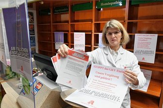 Schließungen vorprogrammiert: Apothekerin aus Freiberg fordert deutlich mehr Honorar für die Branche - Dr. Anke Tanneberger informierte ihre Kunden darüber, wie es um die Apotheken steht. "Niemand muss sich wundern, wenn immer mehr schließen", sagt sie. 
