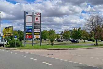 Schließungsgerüchte im Glauchauer Aue-Center: Kaufland und B1 äußern sich - Die Zufahrt aus Richtung Zwickau zum Aue-Center in Glauchau.
