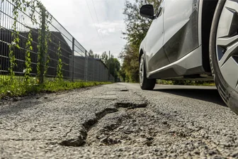 Schlimme Holperpiste in Falkenstein wird geflickt - Der Belag der Eisenbahnstraße zwischen Falkensteiner Bahnhof und Stadion der Eisenbahner wird erneuert.