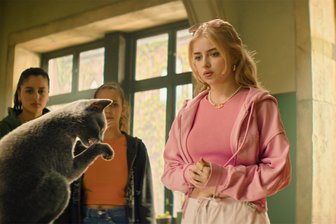 Schlingel-Festival in Chemnitz: Diese Filme sollte man gesehen haben - Emilia Pieske als Helene und ihr neues magisches Tier Kater Karajan in „Die Schule der magischen Tiere 3“. Der Film kommt am Donnerstag in die Kinos, ist aber am Mittwoch Eröffnungsfilm des Schlingel-Festivals in Chemnitz.