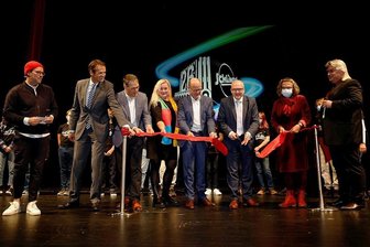 "Schlingel"-Festival ist eröffnet: Glanz abseits des Glamour - Kika-Moderationsprofi Ben brachte sie bis zum Eröffnungsschnitt alle gut über die Bühne: MDR-Programmdirektor Klaus Brinkbäumer, Christoph Dittrich (Generalintendant der Chemnitzer Theater GmbH), Kommunikationschefin Astrid Eberius vom Festivalsponsor Eins Energie, Sachsens Medienminister Oliver Schenk, Oberbürgermeister Sven Schulze, SLM-Vize Eva Brackelmann und Schlingel-Direktor Michael Harbauer (von links).