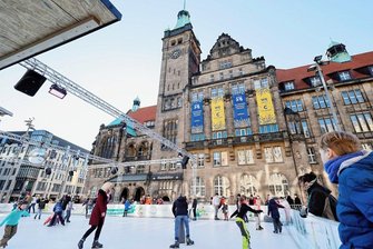 Schlittschuh-Vergnügen kehrt auf den Chemnitzer Neumarkt zurück - 4500 Eislauffans nutzen Anfang 2022 die Kunststoffbahn. Auch 2023 soll in der Chemnitzer Innenstadt "Eislaufen" möglich sein.