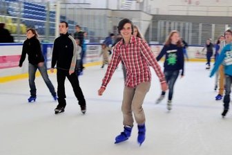 Schlittschuhlaufen im Eissportzentrum -