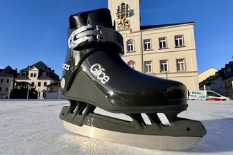Schlittschuhlaufen im Erzgebirge: Diese Stadt bekommt wieder eine Eisarena - Derzeit wird die Eisarena vorbereitet.