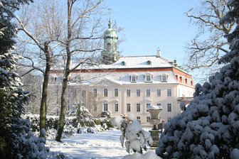 Schlösser, Geister und Kalender: Vier Tipps für das Wochenende „zwischen den Jahren“ in Mittelsachsen - Auch mit weniger Schnee ist der Schlosspark Lichtenwalde einen Besuch wert.