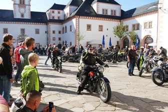 Schlösser- und Burgenfahrt: Für 200 historische Maschinen geht es von Augustusburg aus besonders hoch hinaus - Auf dem Schlosshof Augustusburg können Besucher die Technik bestaunen.