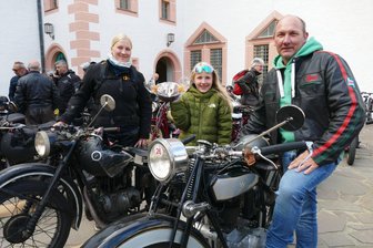 Schlösser- und Burgenfahrt im Erzgebirge: Zehnjähriger Glücksengel wacht über Rekordfeld - Danielle Gehre, Ronny Kieswetter und ihre Tochter Lena, die am Samstag ihren zehnten Geburtstag feierte, gehörten zu den Teilnehmern der Schlösser- und Burgenfahrt.
