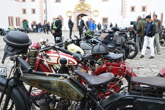 Schlösser- und Burgenfahrt in Augustusburg: Das ist die Strecke durchs Erzgebirge - Schon die Zeit vor dem Startschuss ist für viele ein tolles Erlebnis, denn im Schlosshof der Augustusburg werden alle Motorräder näher unter die Lupe genommen und alte Erinnerungen aufgewärmt.