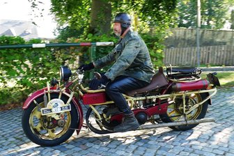 Schlösser- und Burgenfahrt: Längstes Serienmotorrad der Welt trotzt der Hitze - Trotz der enormen Länge hatte Marco Krauß aus Freital seine Böhmerland der Schlösser- und Burgenfahrt an jeder Abfahrt und in jeder Kurve immer fest im Griff.