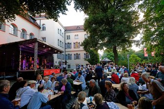 Schlössernacht feierte 25-jähriges Jubiläum: Funktioniert das Konzept in der Tourismusregion Zwickau noch? - Viel Trubel gab es am Waldenburger Schloss beim Auftritt der „Muggefugg Symphoniker“.